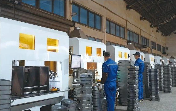 Automatic welding equipment and metal can bodies